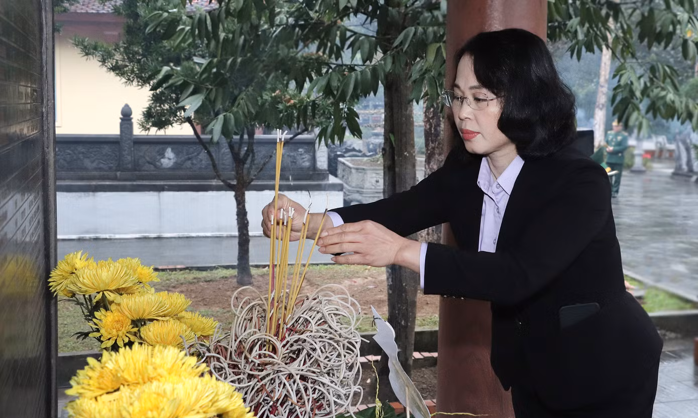 Bà Trịnh Thị Minh dâng hương tại Khu di tích lịch sử quốc gia Pò Hèn.