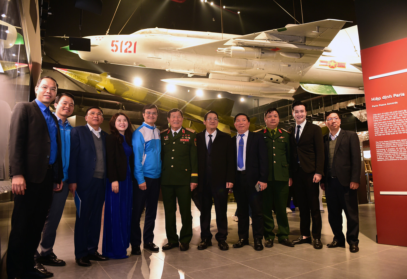 Các đại biểu tham quan, chụp ảnh bên máy bay MIG-21 mang số hiệu 5121 ghi dấu với chiến công hạ máy bay B52 trong Chiến dịch Điện Biên Phủ trên không năm 1972, do Anh hùng Phạm Tuân điều khiển. Ảnh: Xuân Tùng Các đại biểu tham quan, chụp ảnh bên máy bay MIG-21 mang số hiệu 5121 ghi dấu với chiến công hạ máy bay B52 trong Chiến dịch Điện Biên Phủ trên không năm 1972, do Anh hùng Phạm Tuân điều khiển. Ảnh: Xuân Tùng