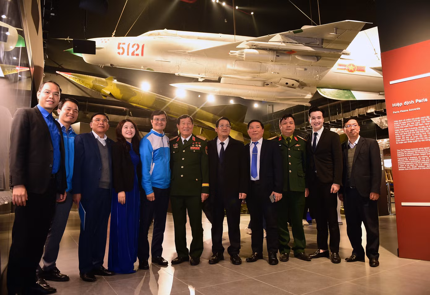 Các đại biểu tham quan, chụp ảnh bên máy bay MIG-21 mang số hiệu 5121 ghi dấu với chiến công hạ máy bay B52 trong Chiến dịch Điện Biên Phủ trên không năm 1972, do Anh hùng Phạm Tuân điều khiển. Ảnh: Xuân Tùng