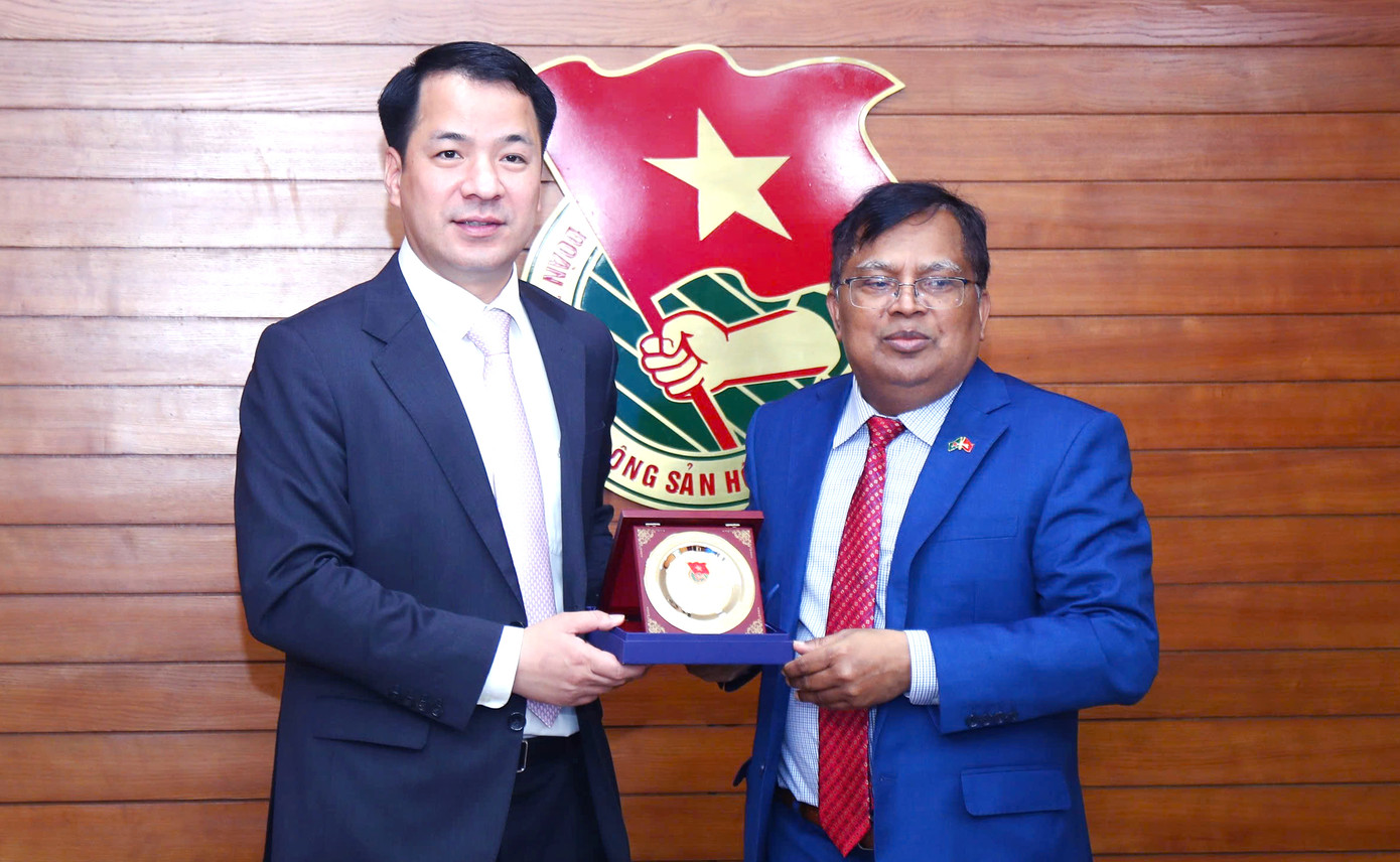 Bí thư T.Ư Đoàn Ngô Văn Cương tặng quà lưu niệm Đại sứ Bangladesh tại Việt Nam Lutfor Rahman. Ảnh: Bảo Anh