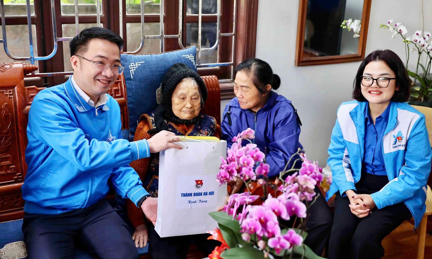 Anh Nguyễn Tường Lâm - Bí thư T.Ư Đoàn dẫn đầu đoàn đại biểu thăm, tặng quà gia đình chính sách. Ảnh: BTC