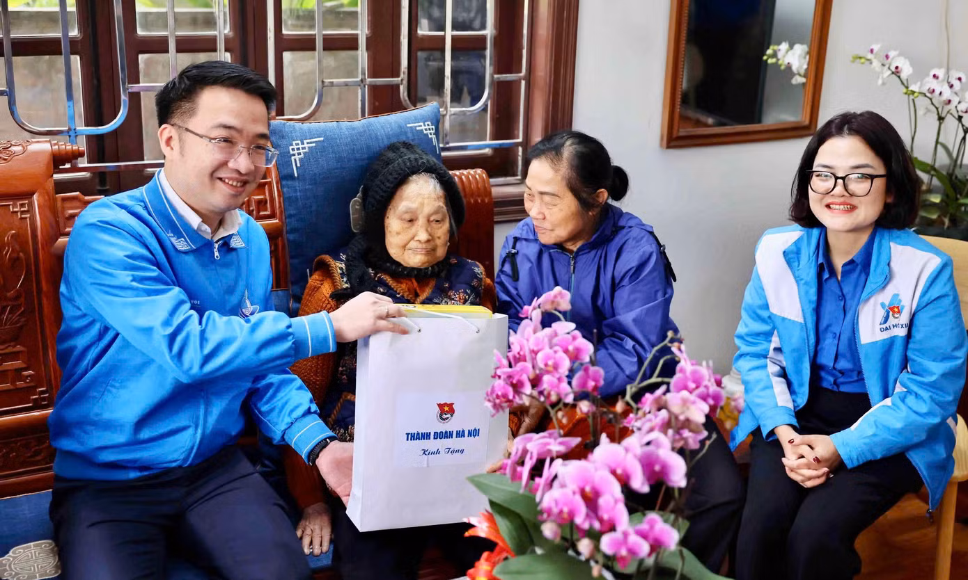 Anh Nguyễn Tường Lâm - Bí thư T.Ư Đoàn dẫn đầu đoàn đại biểu thăm, tặng quà gia đình chính sách. Ảnh: BTC Anh Nguyễn Tường Lâm - Bí thư T.Ư Đoàn dẫn đầu đoàn đại biểu thăm, tặng quà gia đình chính sách. Ảnh: BTC