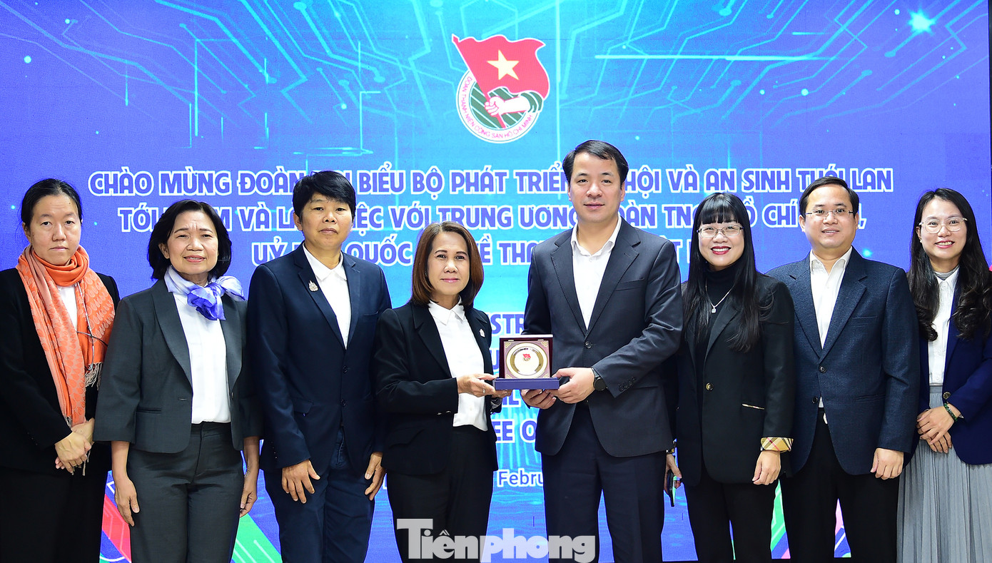 Bí thư T.Ư Đoàn Ngô Văn Cương tặng quà lưu niệm đoàn đại biểu Bộ Phát triển Xã hội và An sinh Thái Lan. Ảnh: Xuân Tùng Bí thư T.Ư Đoàn Ngô Văn Cương tặng quà lưu niệm đoàn đại biểu Bộ Phát triển Xã hội và An sinh Thái Lan. Ảnh: Xuân Tùng