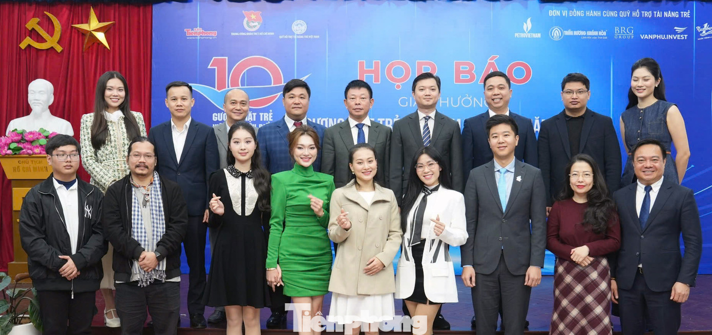 Đại diện Ban Tổ chức và Gương mặt trẻ Việt Nam tiêu biểu qua các năm, cùng người đẹp cuộc thi Hoa hậu Việt Nam chụp ảnh lưu niệm tại chương trình.