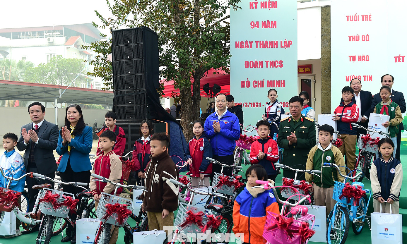 Dịp này, Ban tổ chức đã trao 35 suất quà và xe đạp tặng thiếu nhi Thủ đô có hoàn cảnh khó khăn. Ảnh: Xuân Tùng