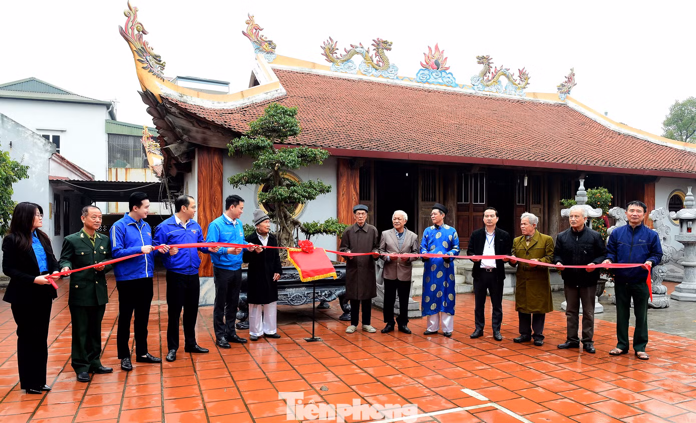 Các bậc cao niên cùng đại diện Đoàn Thanh niên thực hiện nghi thức khánh thành công trình bảng quét mã thông tin di tích đình Thượng Đồng. Ảnh: Xuân Tùng Các bậc cao niên cùng đại diện Đoàn Thanh niên thực hiện nghi thức khánh thành công trình bảng quét mã thông tin di tích đình Thượng Đồng. Ảnh: Xuân Tùng