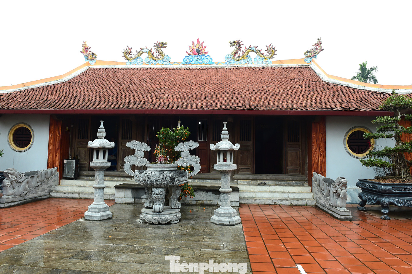 Các bậc cao niên cùng đại diện Đoàn Thanh niên thực hiện nghi thức khánh thành công trình bảng quét mã thông tin di tích đình Thượng Đồng. Ảnh: Xuân Tùng