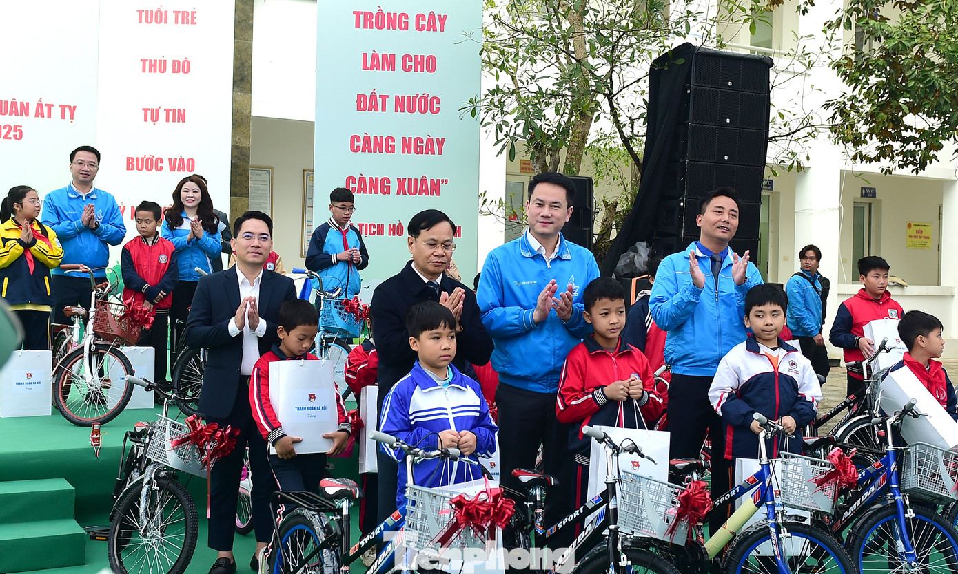 Dịp này, Ban tổ chức đã trao 35 suất quà và xe đạp tặng thiếu nhi Thủ đô có hoàn cảnh khó khăn. Ảnh: Xuân Tùng
