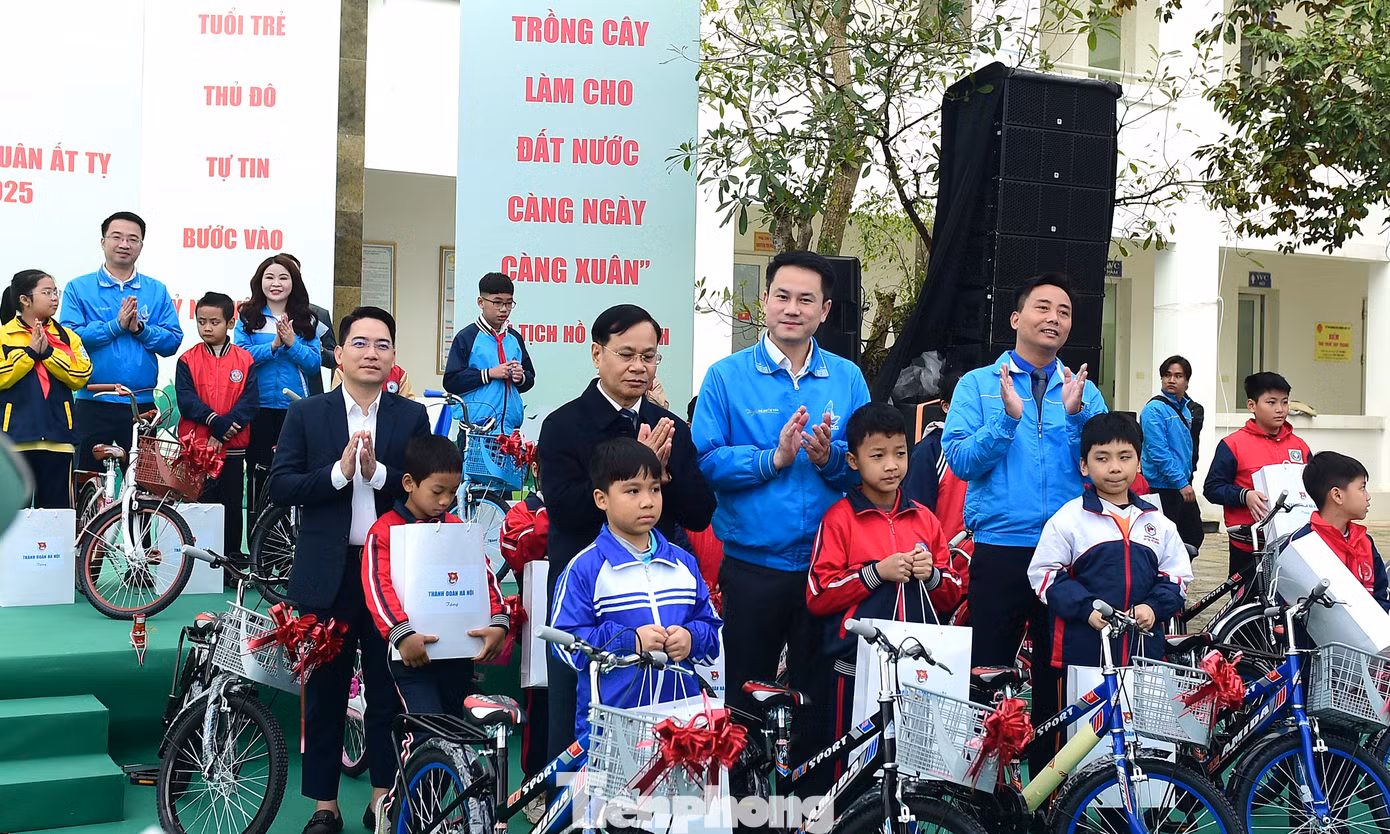 Dịp này, Ban tổ chức đã trao 35 suất quà và xe đạp tặng thiếu nhi Thủ đô có hoàn cảnh khó khăn. Ảnh: Xuân Tùng Dịp này, Ban tổ chức đã trao 35 suất quà và xe đạp tặng thiếu nhi Thủ đô có hoàn cảnh khó khăn. Ảnh: Xuân Tùng