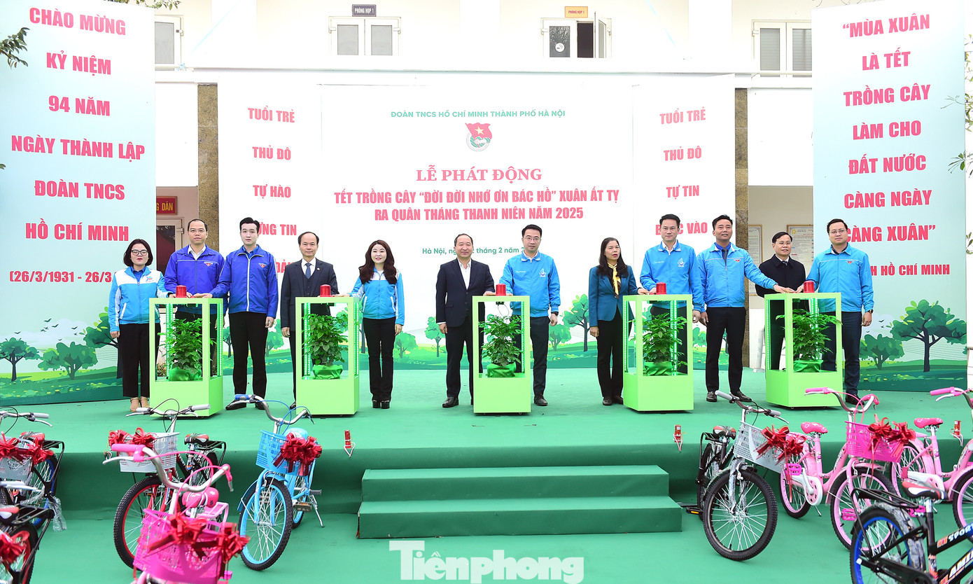 Đại diện lãnh đạo các bộ, ngành, đoàn thể thực hiện nghi thức phát động Tháng Thanh niên năm 2025 của tuổi trẻ Thủ đô. Ảnh: Xuân Tùng