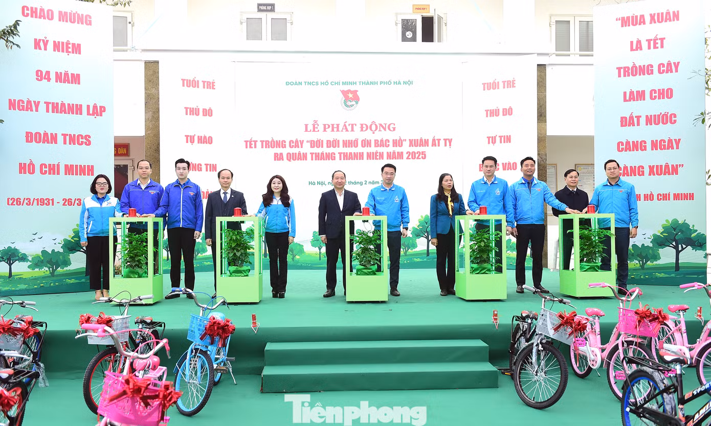 Đại diện lãnh đạo các bộ, ngành, đoàn thể thực hiện nghi thức phát động Tháng Thanh niên năm 2025 của tuổi trẻ Thủ đô. Ảnh: Xuân Tùng Đại diện lãnh đạo các bộ, ngành, đoàn thể thực hiện nghi thức phát động Tháng Thanh niên năm 2025 của tuổi trẻ Thủ đô. Ảnh: Xuân Tùng