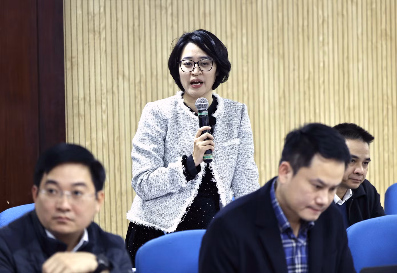 Thành viên Hội đồng xét tặng Giải thưởng Gương mặt trẻ Việt Nam tiêu biểu năm 2024 lần thứ 1 trao đổi ý kiến tại cuộc họp.
