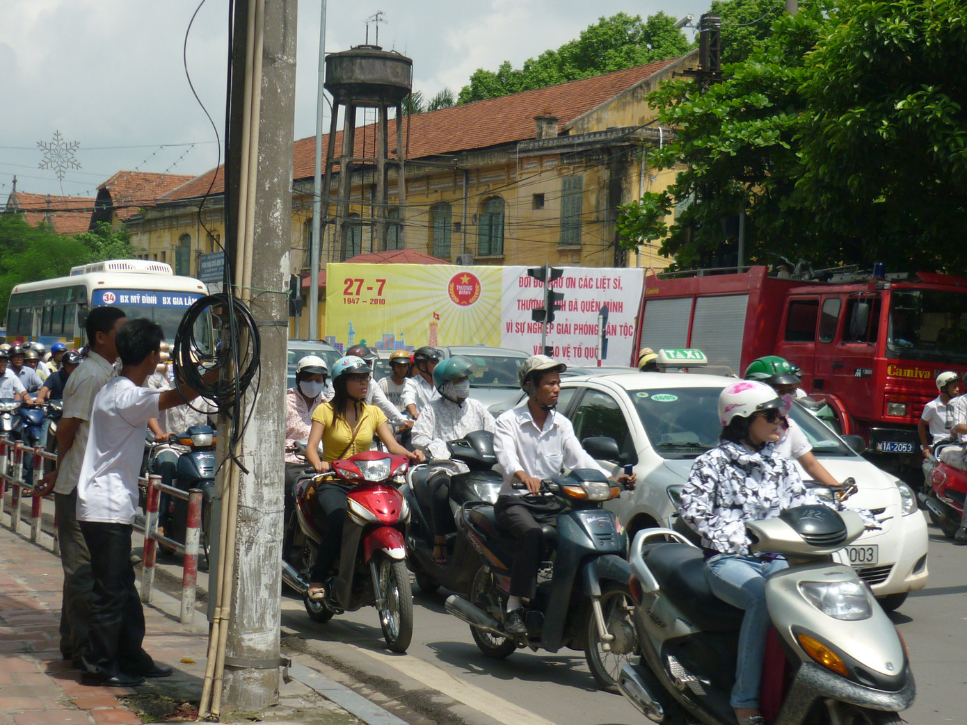 Đám cháy làm tắc đoạn đường Nguyễn Thái Học giao với Tôn Đức Thắng