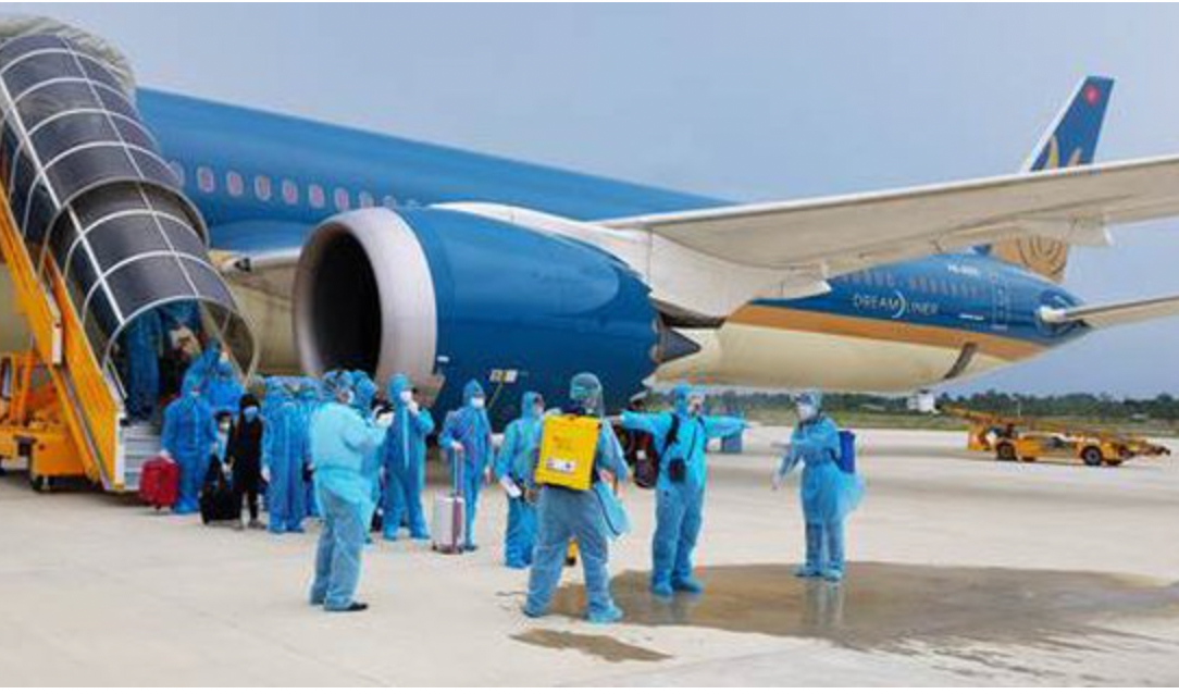 Loạt quan chức bị khởi tố bắt giam liên quan đến chuyến bay giải cứu.