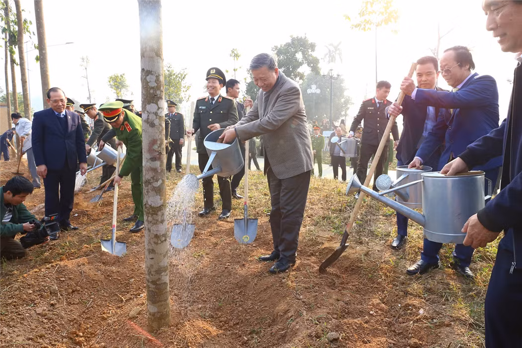 Đại tướng Tô Lâm trồng cây tại TP Việt Trì.
