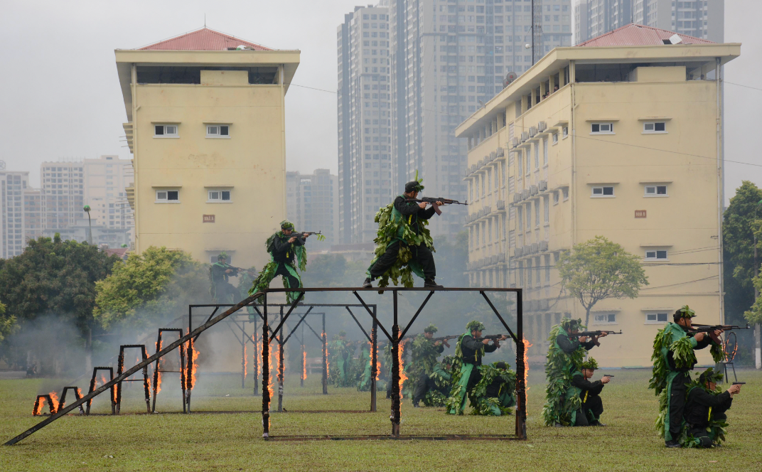 Hình ảnh lực lượng cảnh sát cơ động sẵn sàng chiến đấu.
