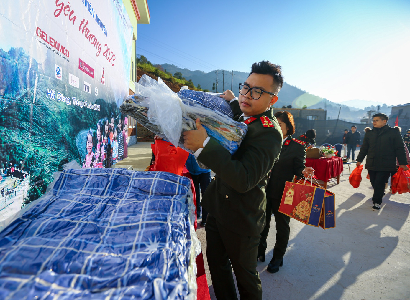 Những món quà ấm áp tình người.