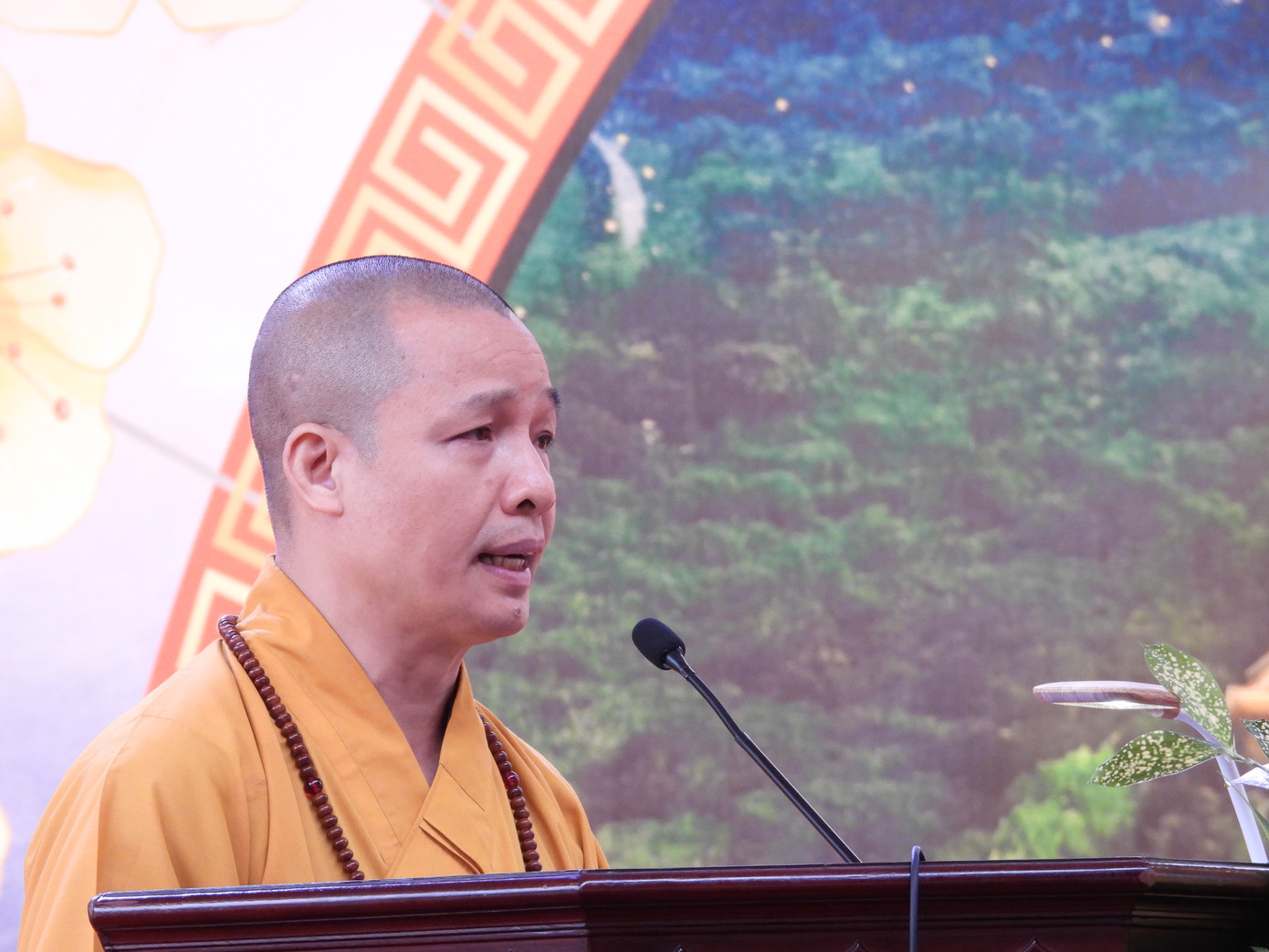 Thượng toạ Thích Minh Quang, Trưởng Ban trị sự Phật giáo tỉnh Ninh Bình phát biểu tại buổi lễ.