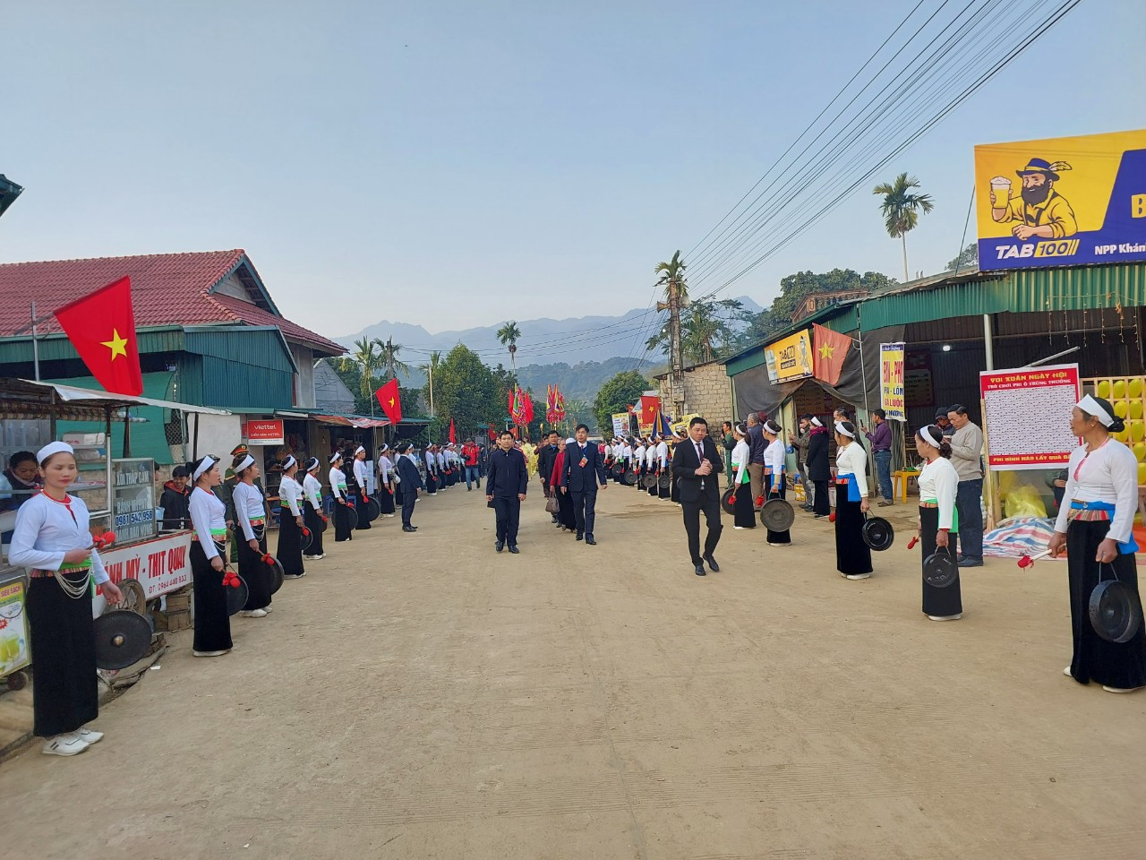 Các đại biểu đến Lễ Khai hạ. Ảnh: Đàm Quang.