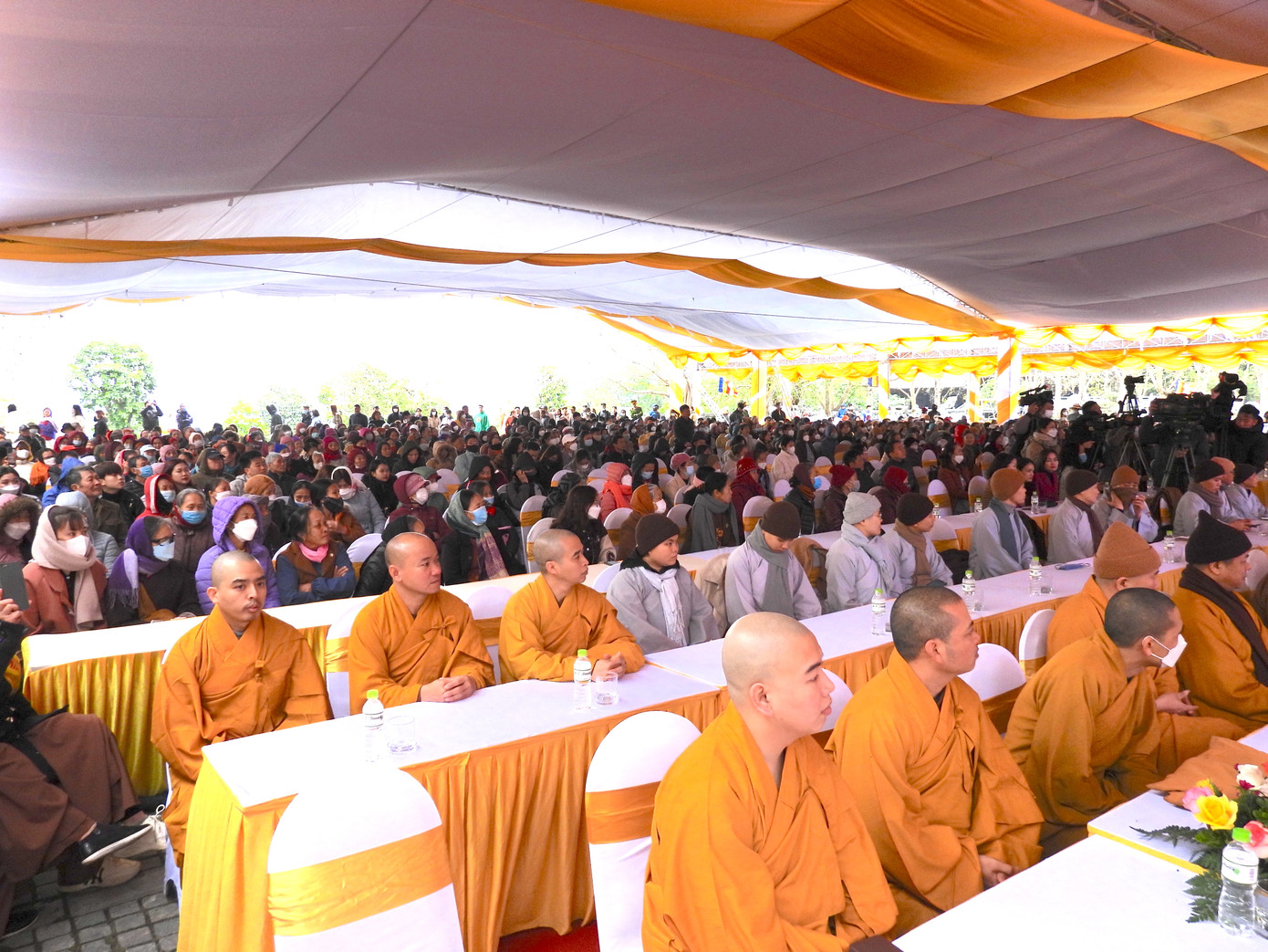 Tăng ni, phật tử cùng người dân dự lễ khai hội. Ảnh: Đ.H