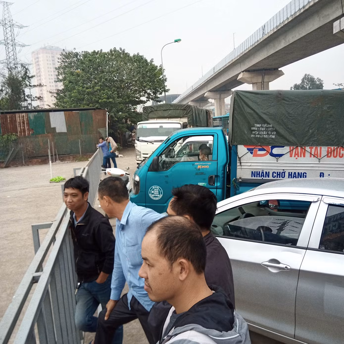 Tài xế 'bạc mặt' chờ đăng kiểm. Ảnh: Đ.H