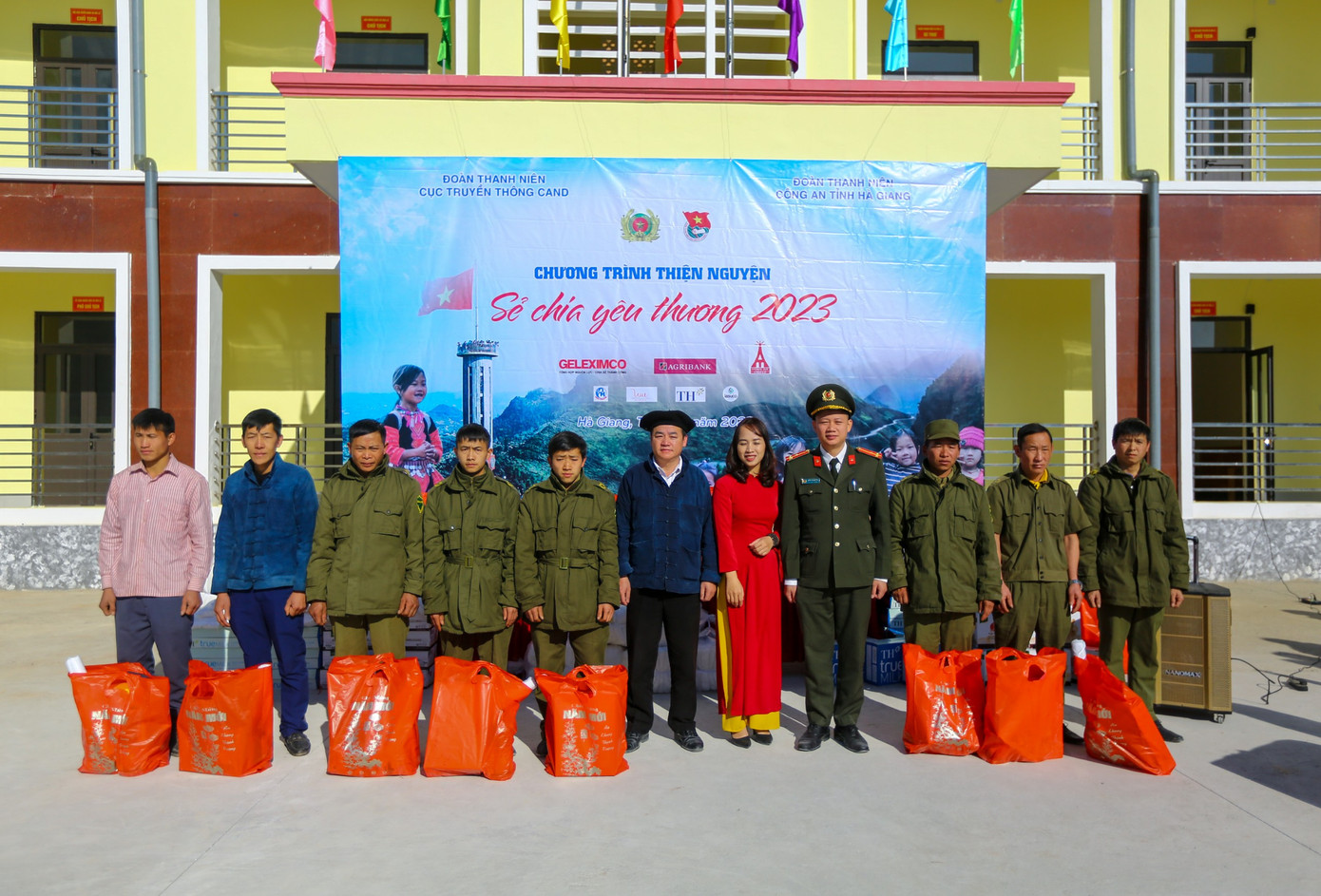 Trao quà cho cán bộ, chiến sĩ công an địa phương.