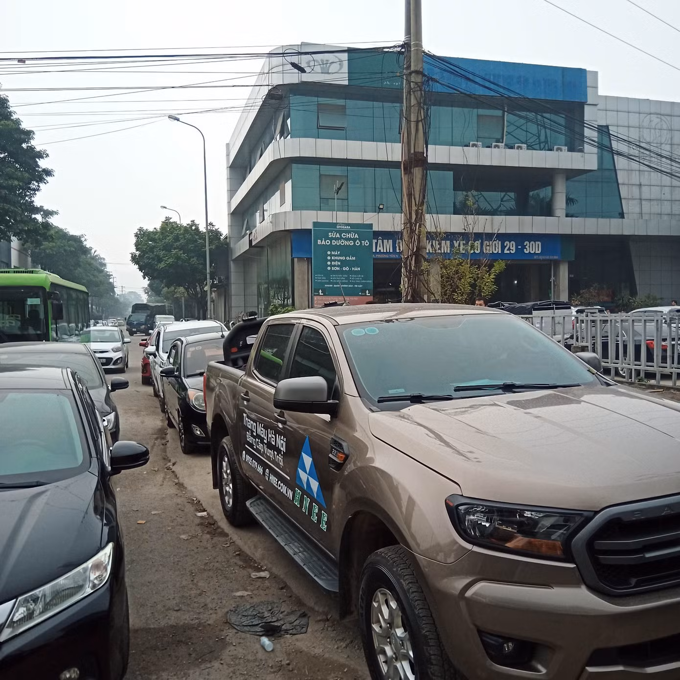 Phương tiện xếp hàng chờ đăng kiểm tại Trung tâm đăng kiểm 29-30D, Yên Nghĩa, Hà Đông.