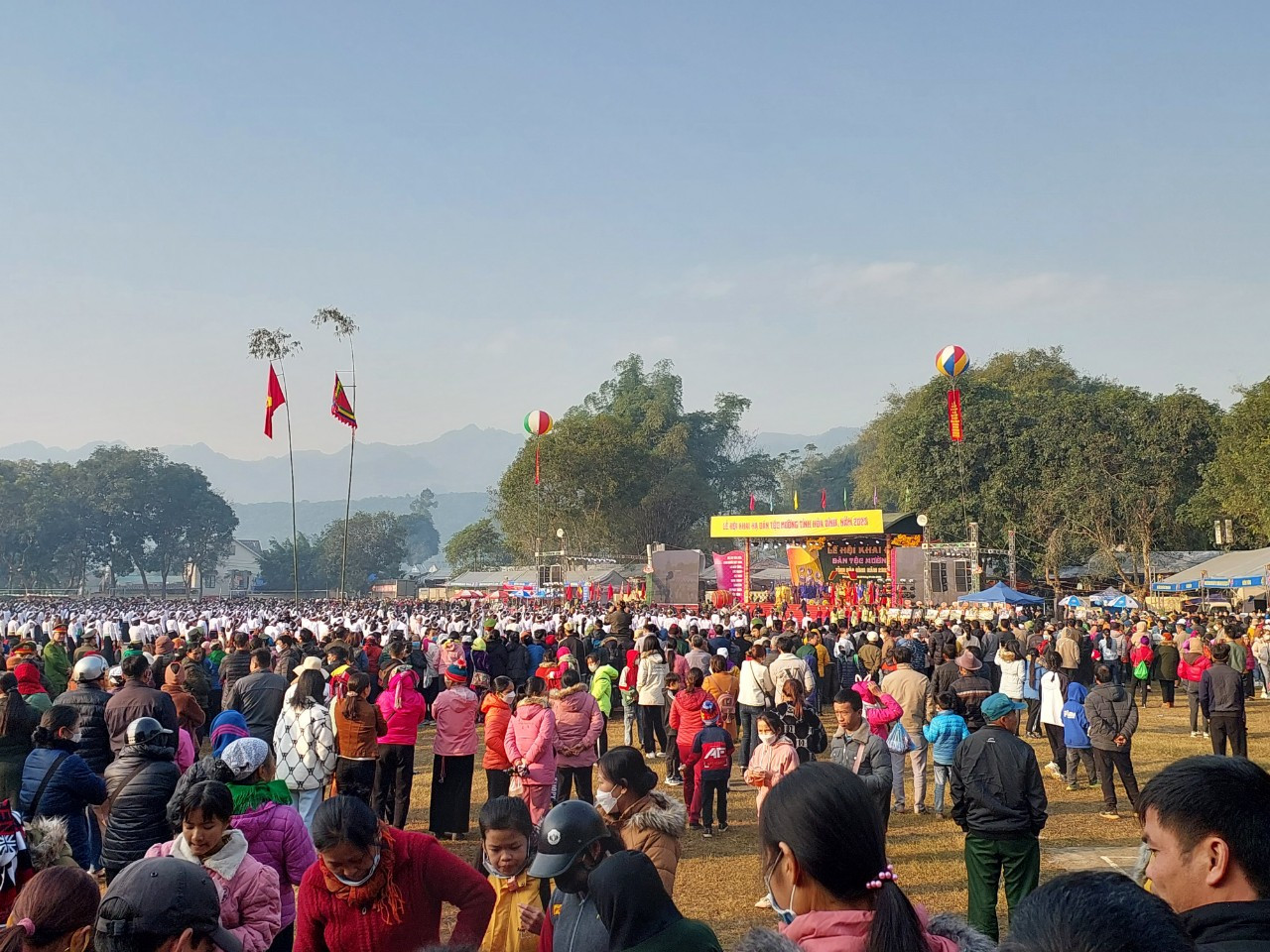 Hàng vạn người tham gia Lễ Khai hạ. Ảnh: Đàm Quang.