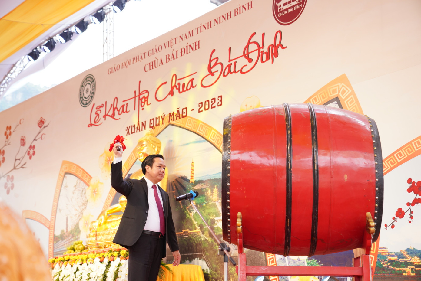 Chủ tịch UBND tỉnh Ninh Bình Phạm Quang Ngọc gióng trống khai hội.