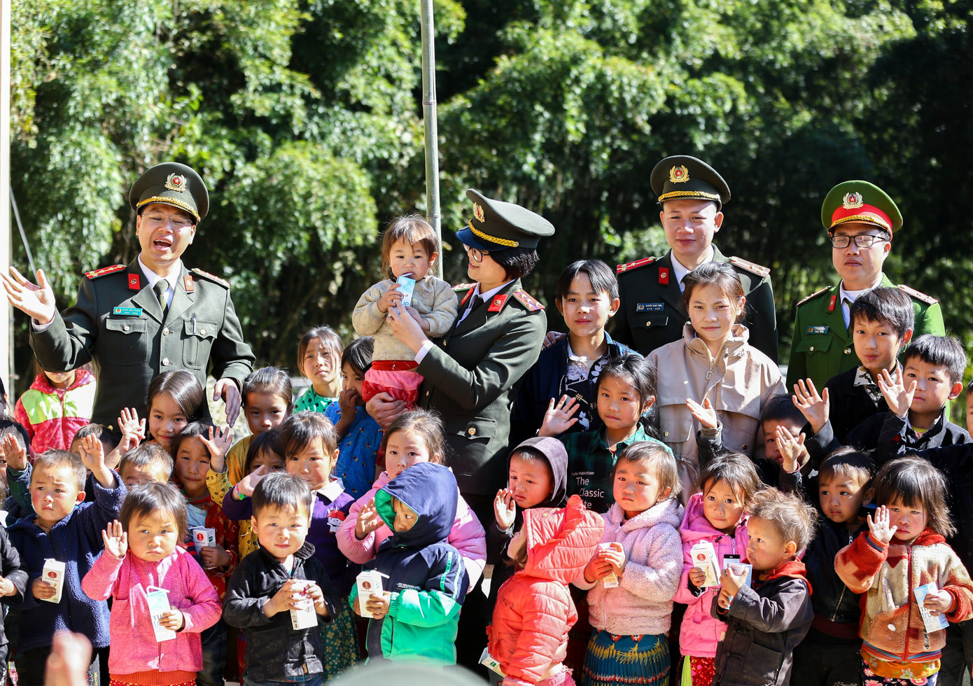 Tuổi trẻ Cục Truyền thông CAND với trẻ em vùng cao ở Hà Giang.