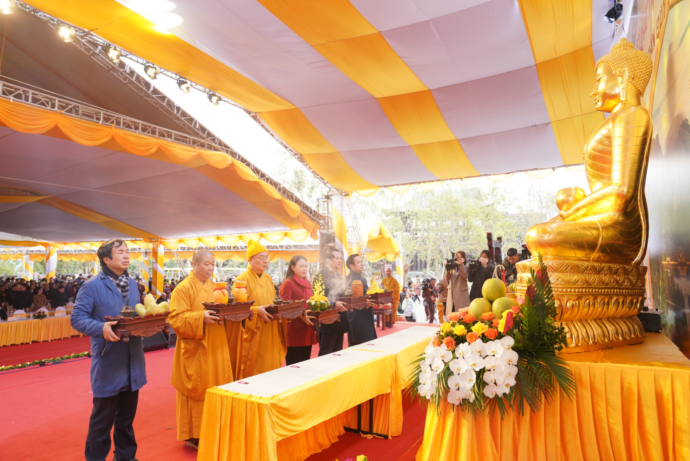 Tăng ni phật tử dâng lễ tại Lễ hội chùa Bái Đính. Ảnh: Đ.H