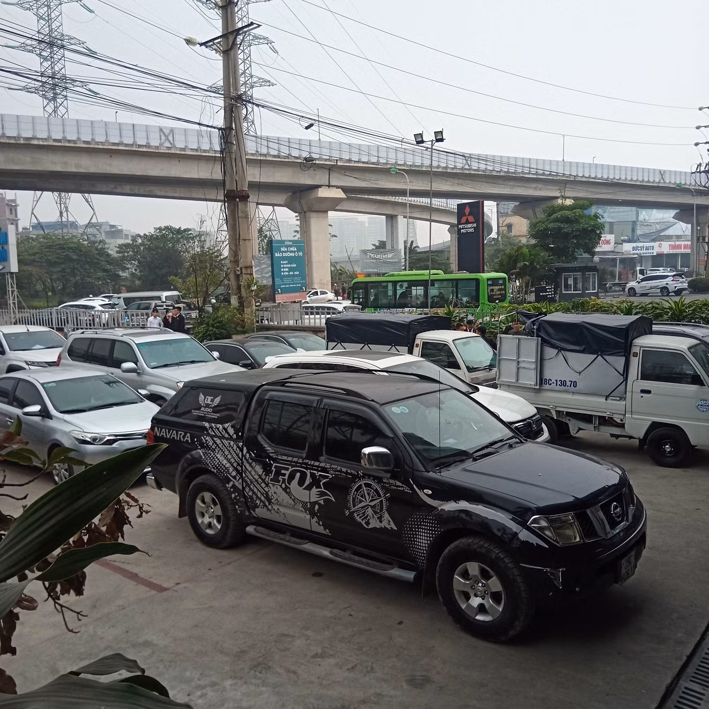 Phương tiện ngổn ngang trước cổng 1 Trung tâm đăng kiểm ở Hà Nội. Ảnh: Đ.H