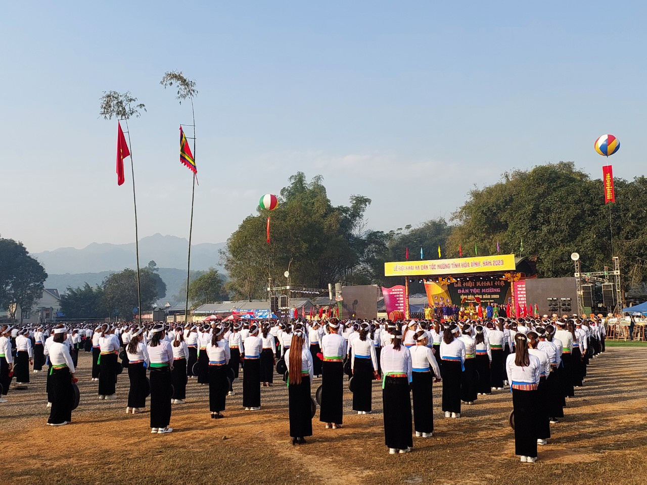 Nhiều tiết mục văn nghệ đặc sắc tại lễ hội. Ảnh: Đàm Quang