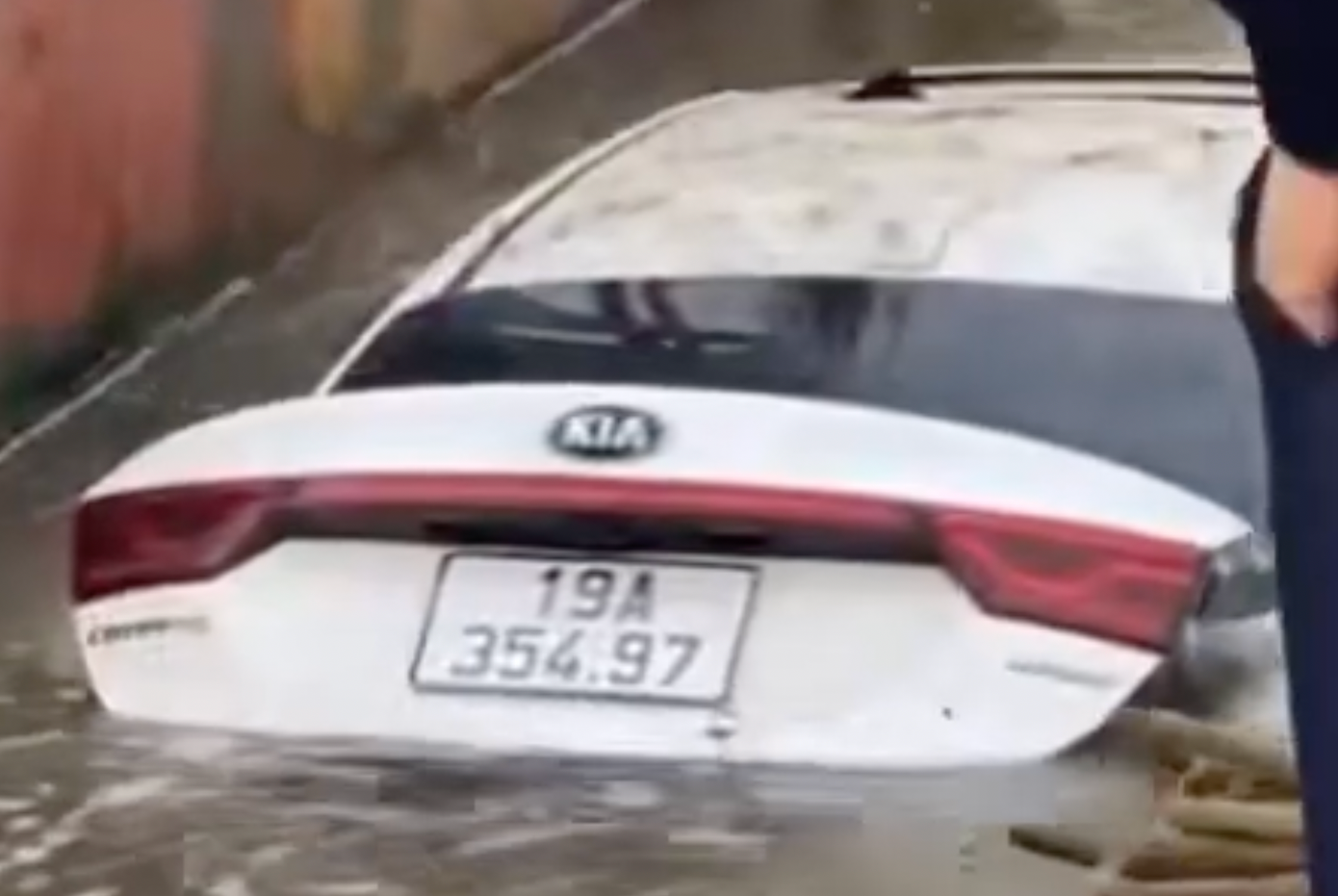 Chiếc xe ô tô trôi trên sông Hồng.