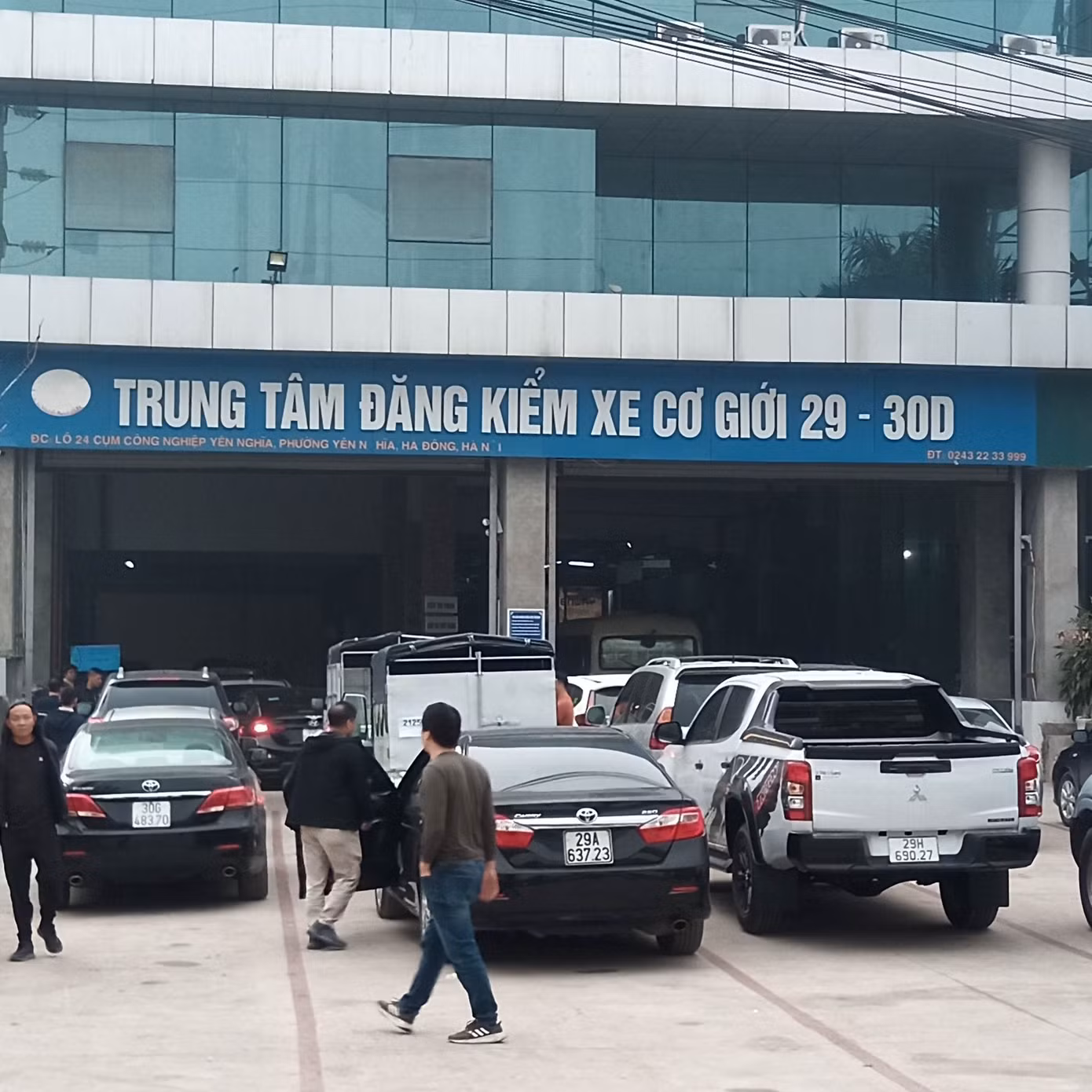 Nhiều chiếc xe may mắn sắp đến lượt đăng kiểm. Ảnh: Đ.H