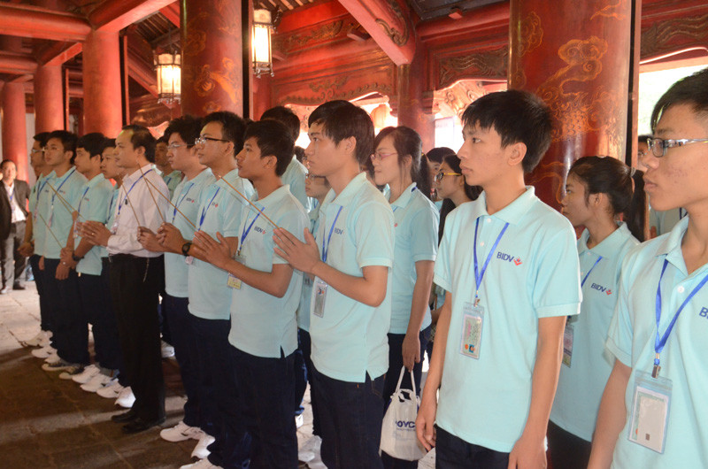 Lễ dâng hương tại Văn Miếu Quốc Tử Giám (Hà Nội)