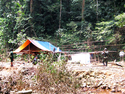 Lán trại nơi những kẻ thủ ác đã bắt trói các phu trầm 