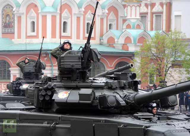 Từng hàng xe tăng T-90 đi qua điện Kremlin. Ảnh: Ria Novosti