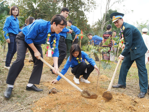 Bí thư Đoàn cơ sở xuất sắc trồng cây lưu niệm tại Sơn Dương (Tuyên Quang) 