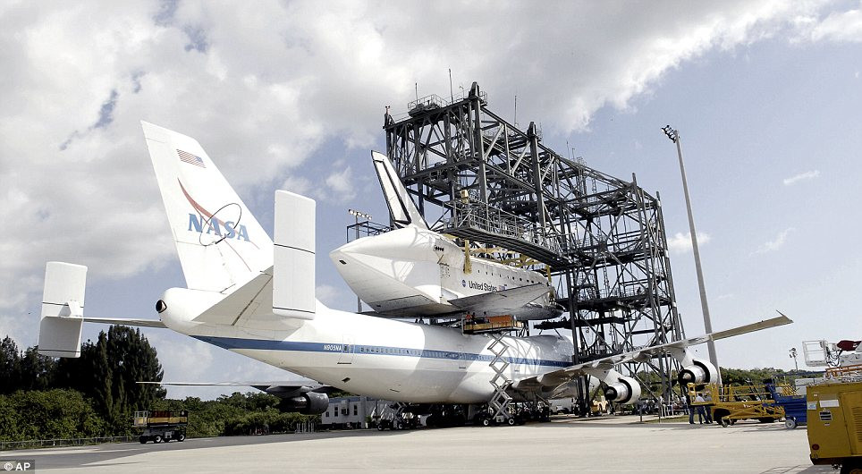 Tàu vũ trụ Discovery được lắp ghép lên thân Boeing 747 trước khi cất cánh 