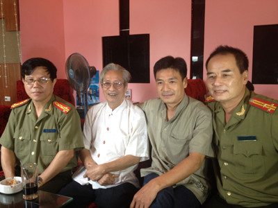 Đoàn làm phim (từ trái sang): Nhà văn Nguyễn Xuân Hải, đạo diễn Long Vân, diễn viên Xuân Trường (vai Quốc vụ Khanh Văn Hoàng) và đạo diễn Khương Đức Thuận Ảnh: L.A