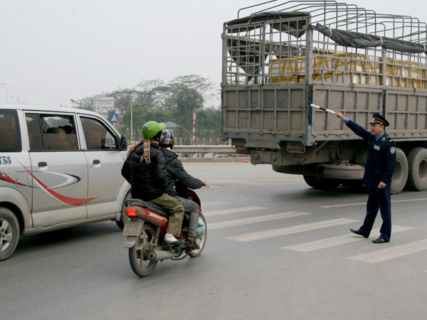 Thanh tra mệt mỏi vì hò hét hướng dẫn người điều khiển phương tiện