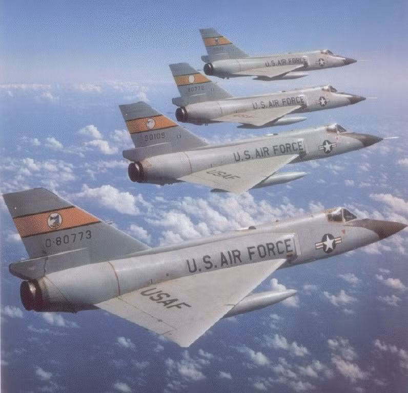 Biên đội máy bay tiêm kích đánh chặn chiến lược F-106 của USAF ADC đang bay tuần phòng . Biên đội máy bay tiêm kích đánh chặn mang tên lửa đối không F-102 thuộc Bộ tư lệnh Phòng không Không quân Mĩ