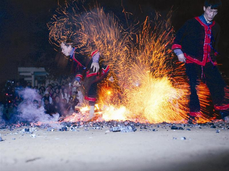 Nhảy trên đống lửa. Ảnh: Việt Hưng Nhảy trên đống lửa. Ảnh: Việt Hưng