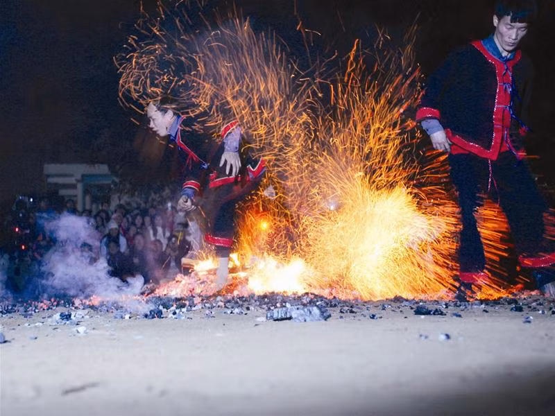 Nhảy trên đống lửa. Ảnh: Việt Hưng