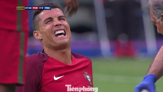Dính đòn đau, Ronaldo khóc rưng rức ở chung kết EURO ảnh 6