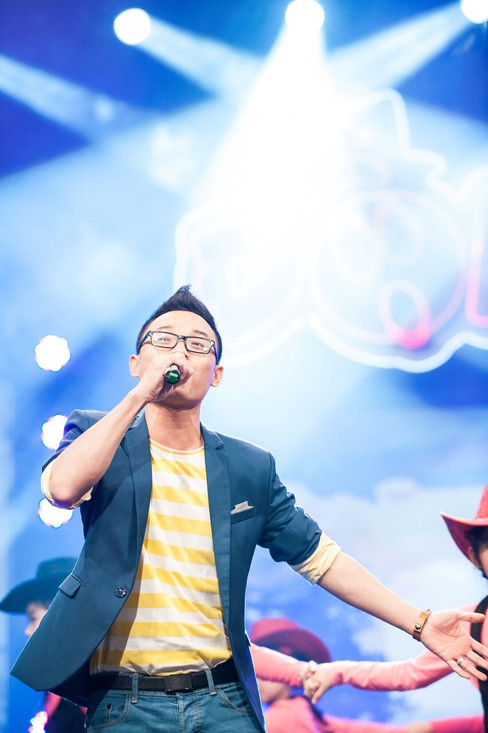 Trúc Nhân trên sân khấu Gala Tết 2013 của Đồ Rê Mí