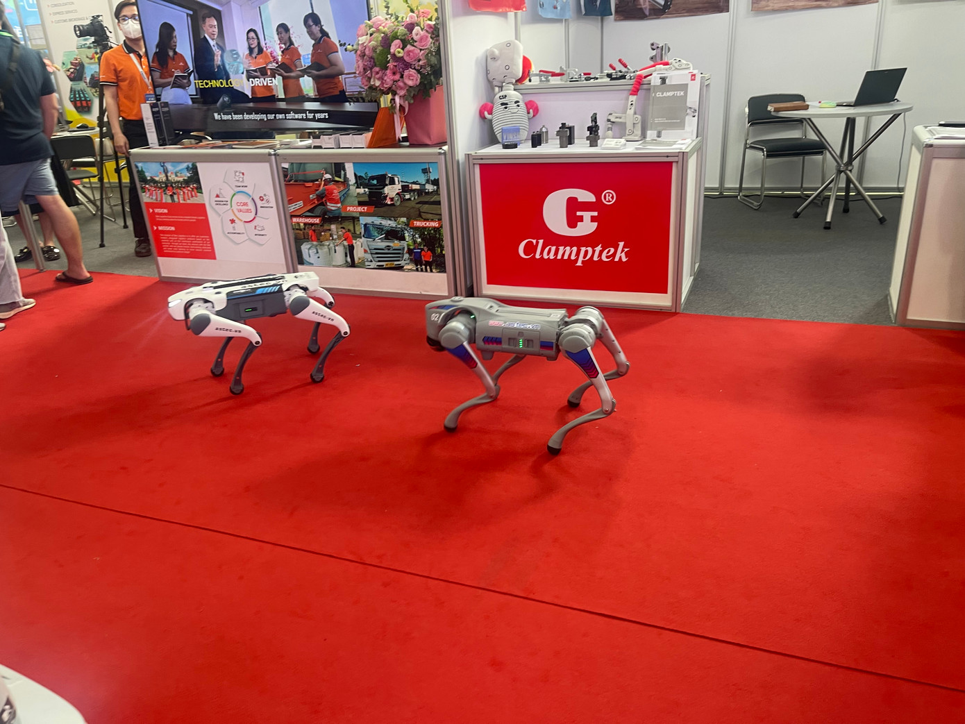 Robot làm các động tác của chó Robot làm các động tác của chó