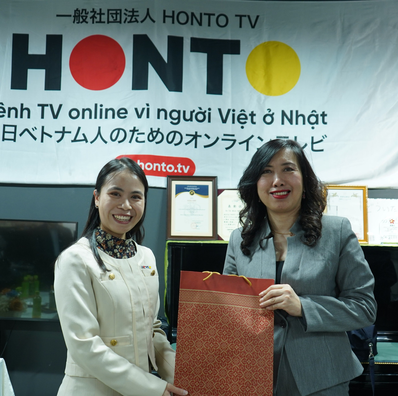 Thứ trưởng Lê Thị Thu Hằng tặng quà Tổng biên tập HONTO TV. Thứ trưởng Lê Thị Thu Hằng tặng quà Tổng biên tập HONTO TV.