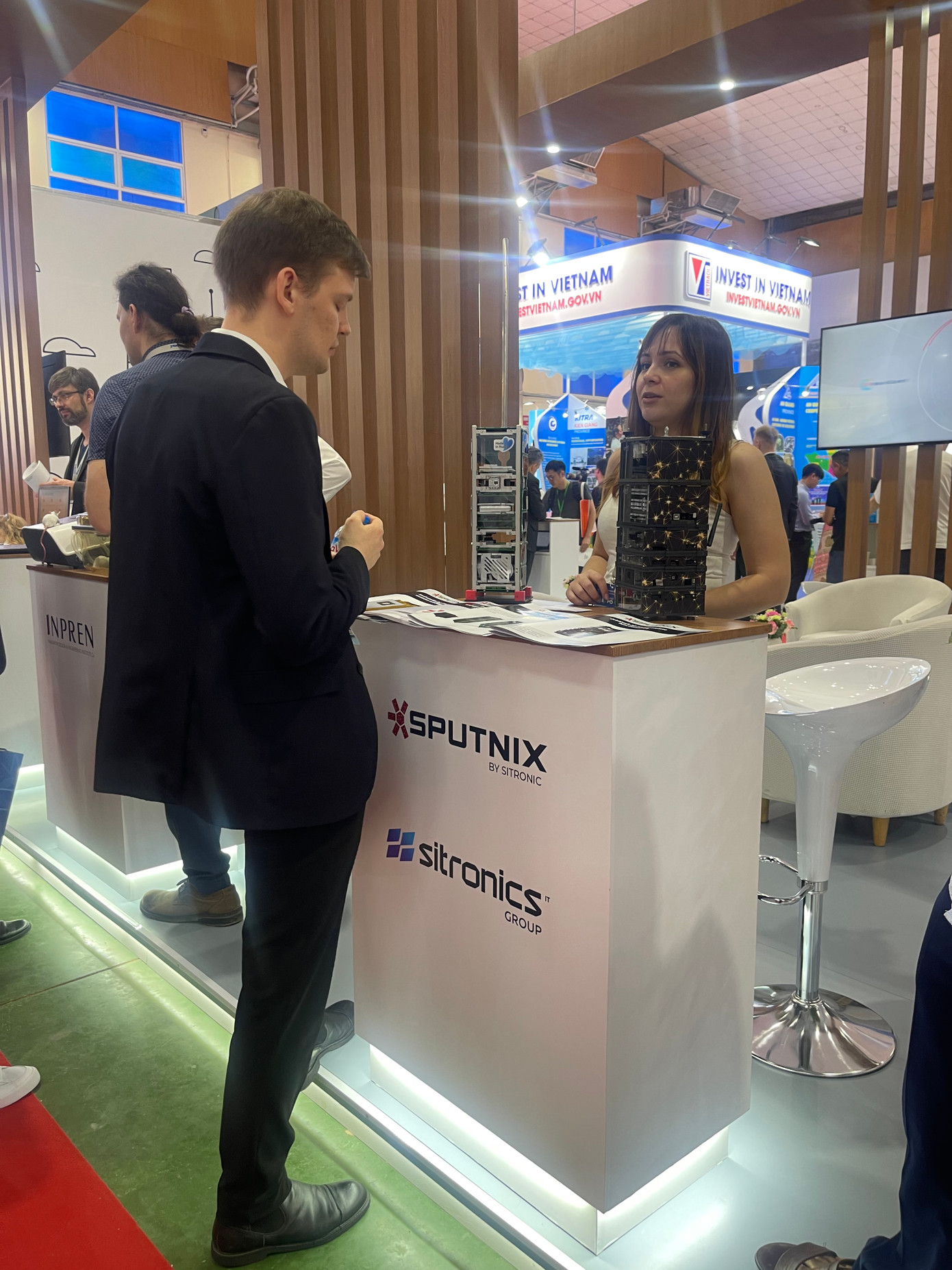 Gian hàng giới thiệu vệ tinh nhân tạo của Nga.